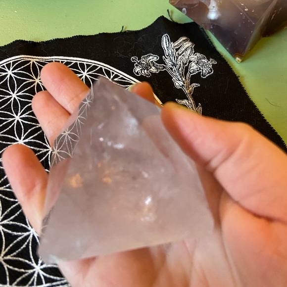 Lavender amethyst crystal pyramid - Picture 4 of 4